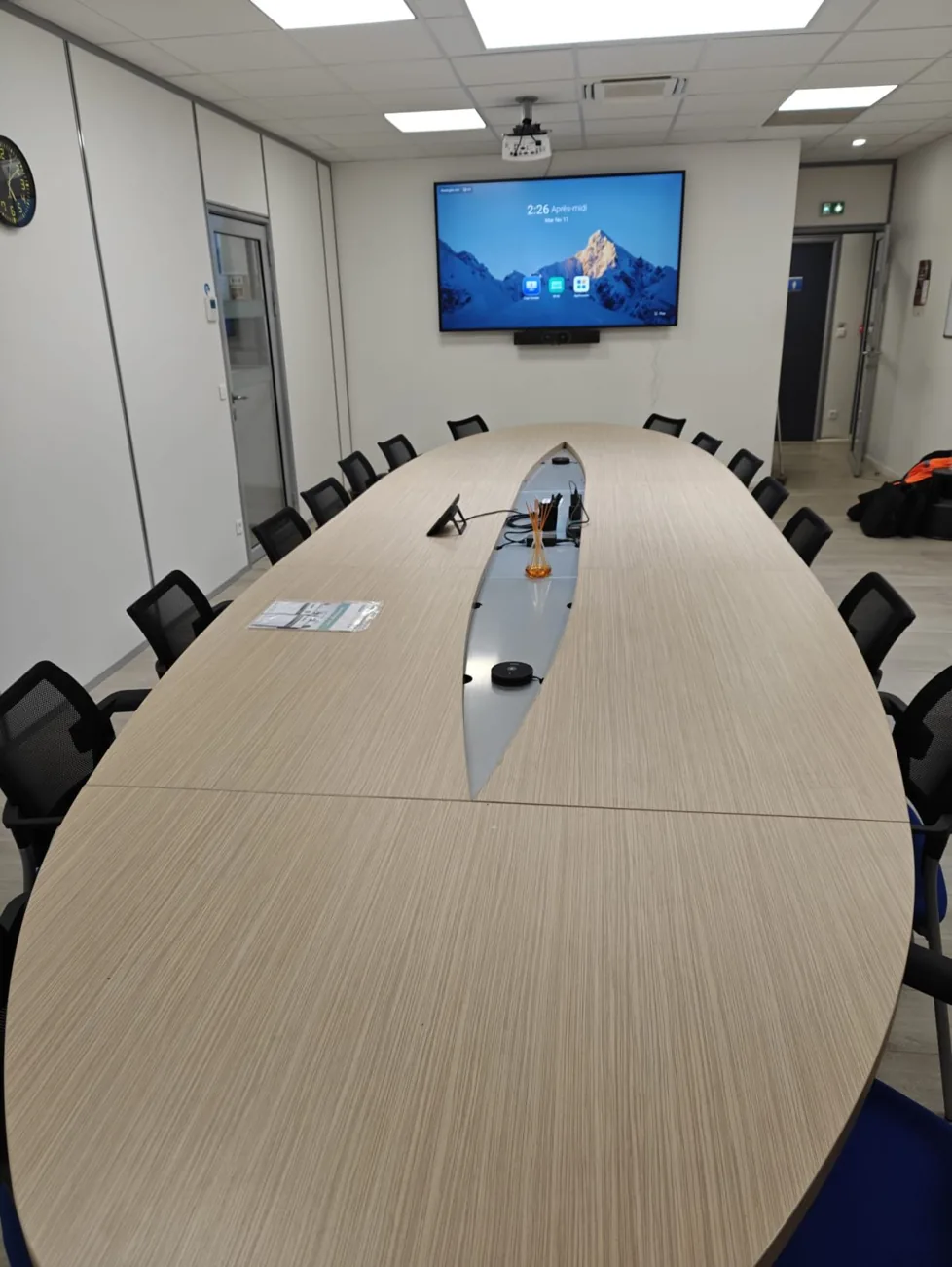 Salle de réunion équipée en visioconférence Yealink en Île-de-France