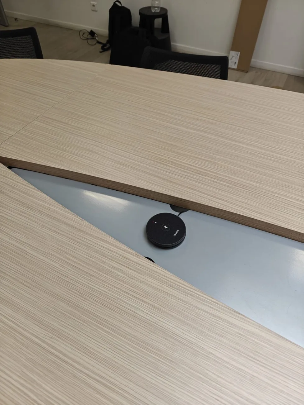 Micro d'extension Yealink sur la table de réunion