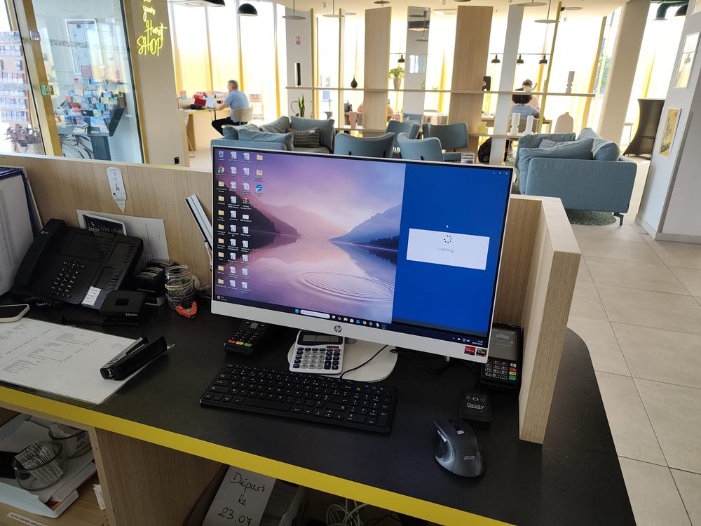 Nouveau poste de travail installé à la réception de l'Hôtel Akena Hoerdt après remplacement et récupération complète des données par HEConcept